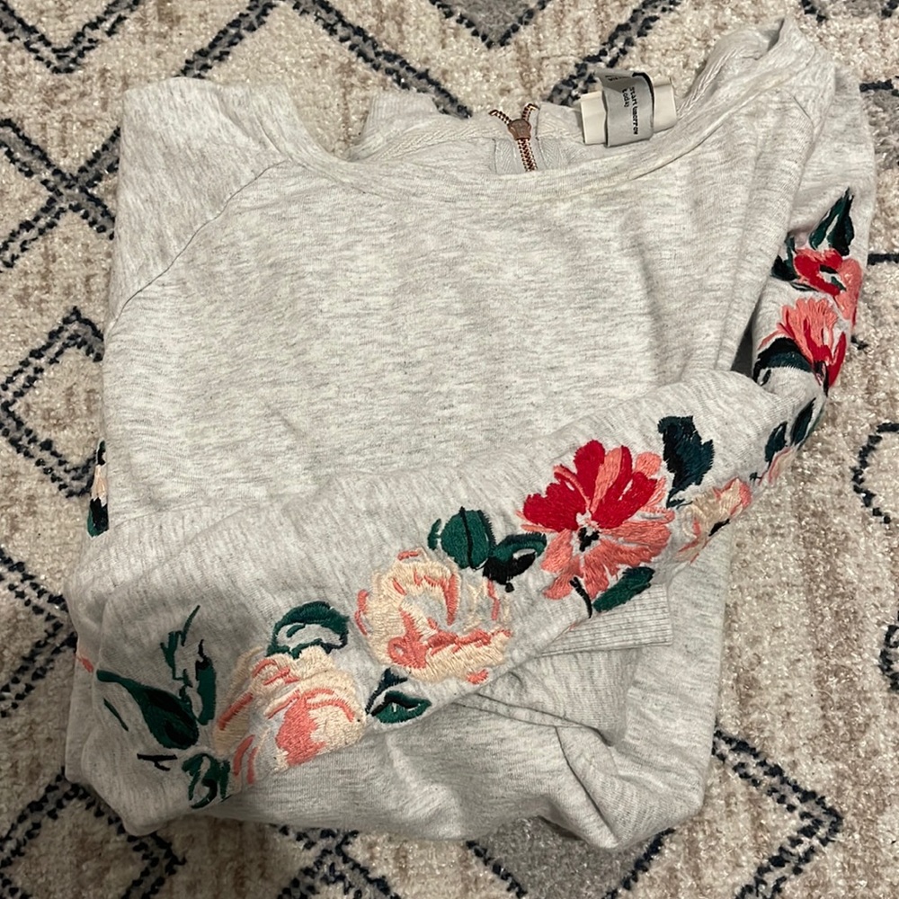Long sleeve gray sweatshirt